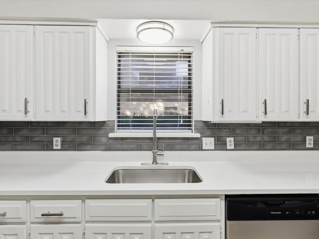 1811 Briarcrest Lane, Arlington, TX 76012