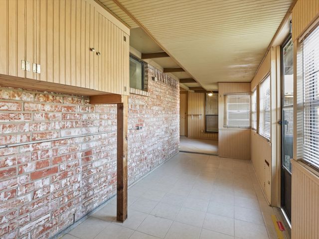 1811 Briarcrest Lane, Arlington, TX 76012