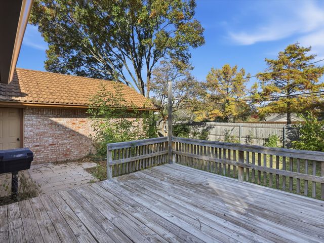 1811 Briarcrest Lane, Arlington, TX 76012