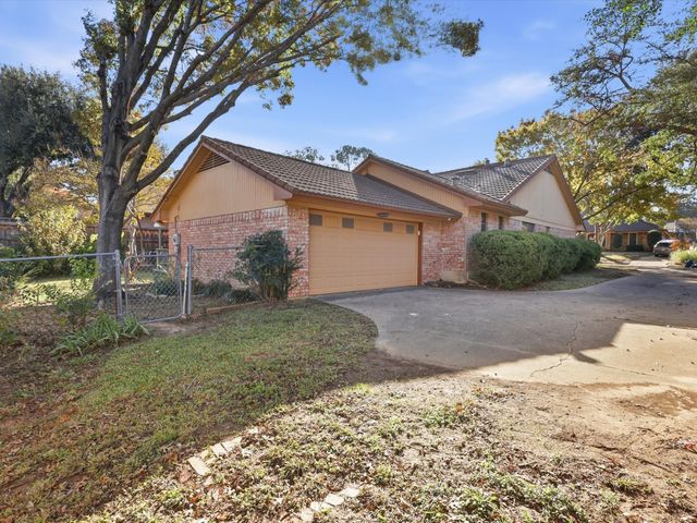 1811 Briarcrest Lane, Arlington, TX 76012