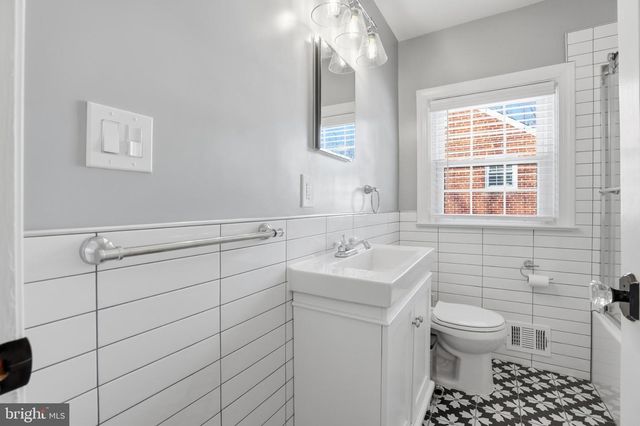 1135 N POWHATAN ST N, Arlington, VA 22205