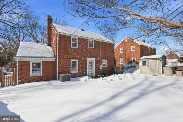 1135 N POWHATAN ST N, Arlington, VA 22205