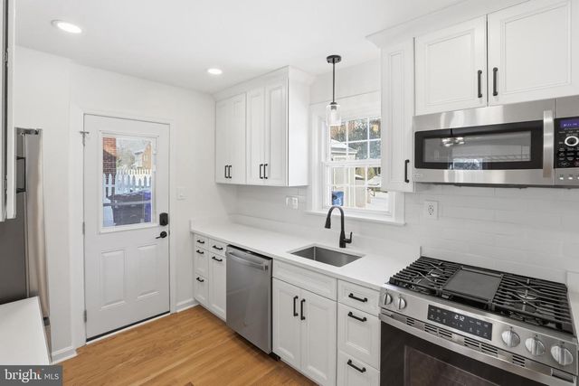 1135 N POWHATAN ST N, Arlington, VA 22205