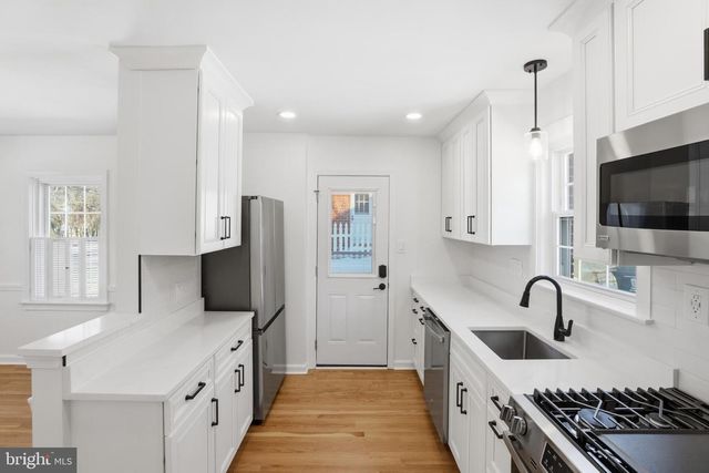 1135 N POWHATAN ST N, Arlington, VA 22205