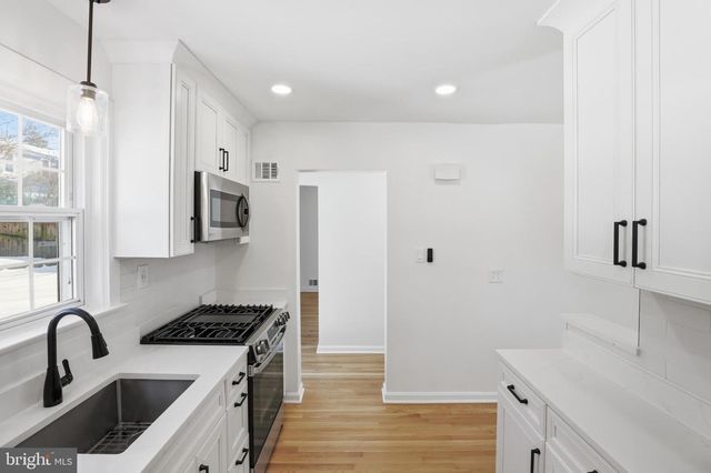 1135 N POWHATAN ST N, Arlington, VA 22205