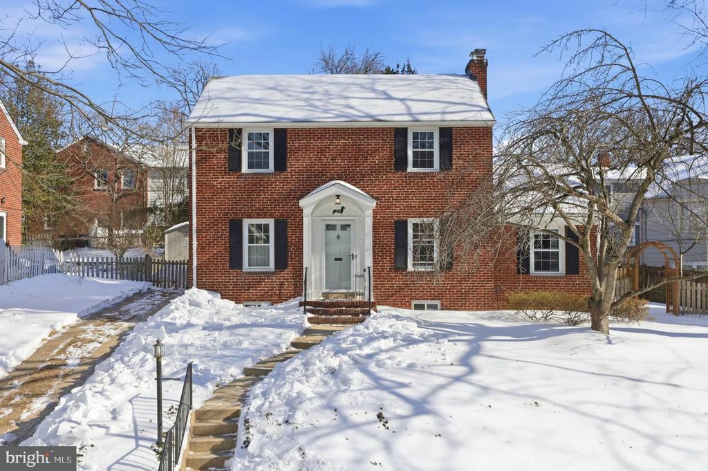 1135 N POWHATAN ST N, Arlington, VA 22205