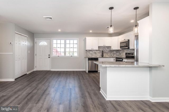 30 PRIMROSE LN, Levittown, PA 19054