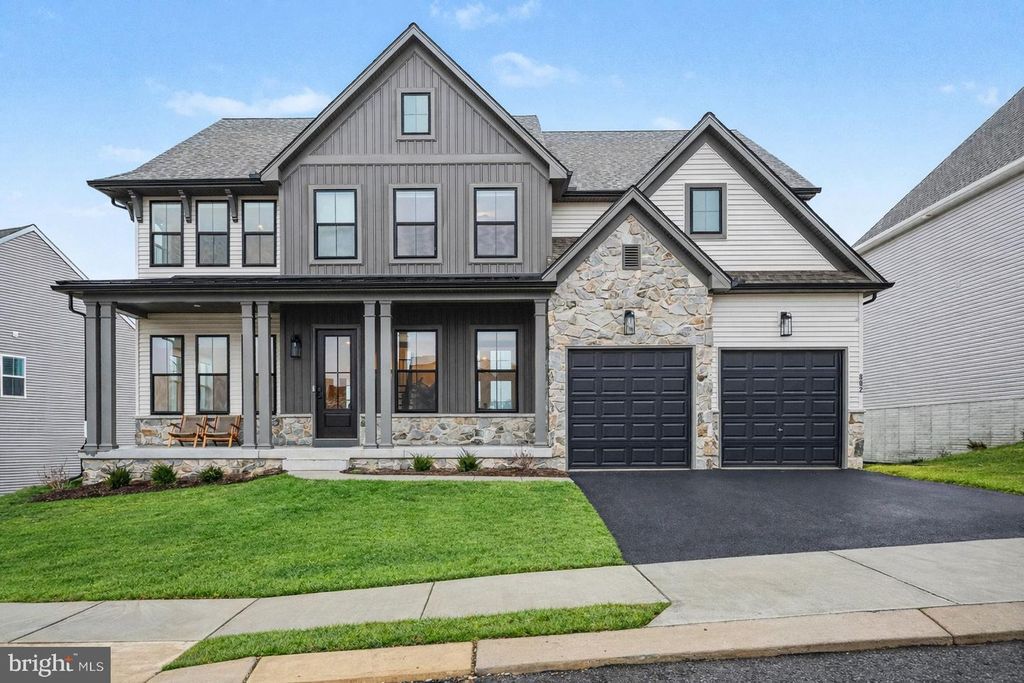 802 BLAKE DR, York, PA 17402