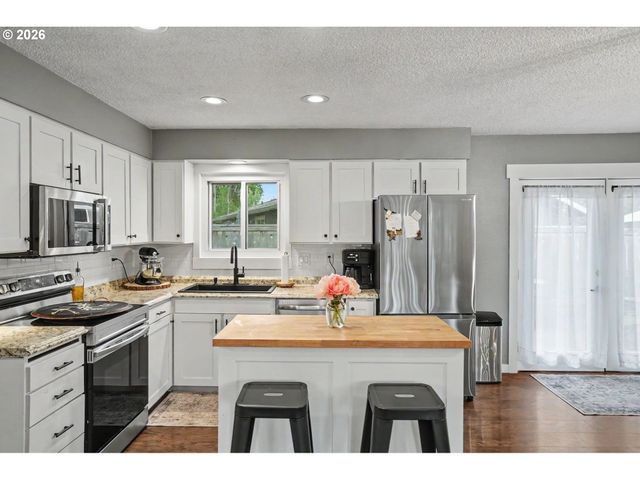 760 Se EDWARDS Dr, Dundee, OR 97115