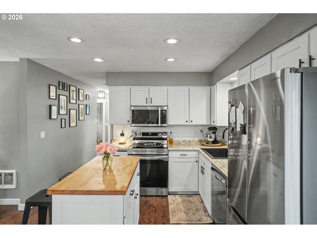 760 Se EDWARDS Dr, Dundee, OR 97115