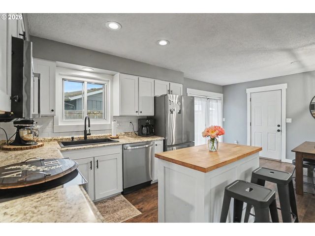 760 Se EDWARDS Dr, Dundee, OR 97115
