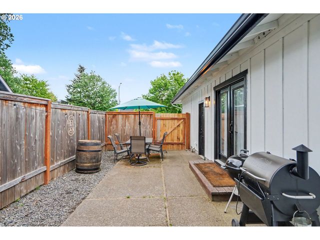 760 Se EDWARDS Dr, Dundee, OR 97115