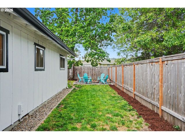 760 Se EDWARDS Dr, Dundee, OR 97115
