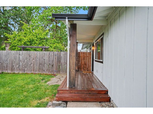 760 Se EDWARDS Dr, Dundee, OR 97115