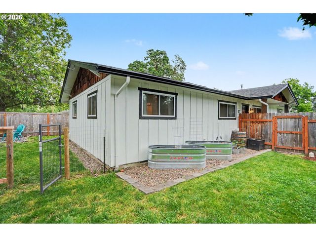 760 Se EDWARDS Dr, Dundee, OR 97115