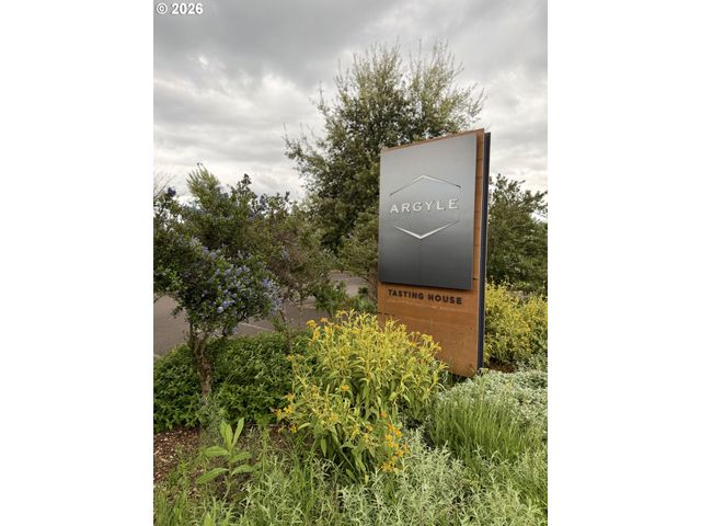 760 Se EDWARDS Dr, Dundee, OR 97115