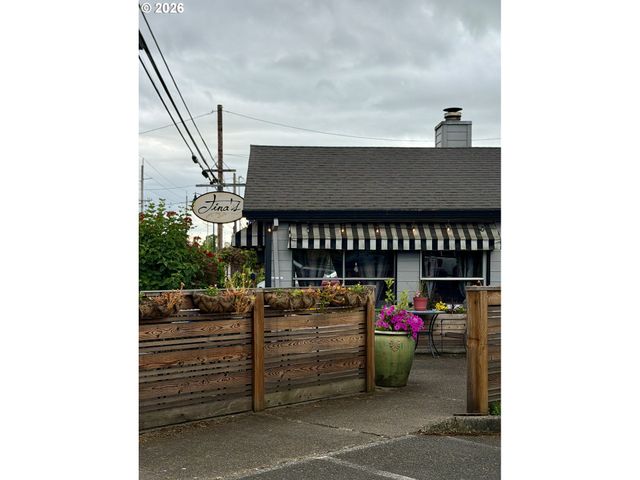 760 Se EDWARDS Dr, Dundee, OR 97115