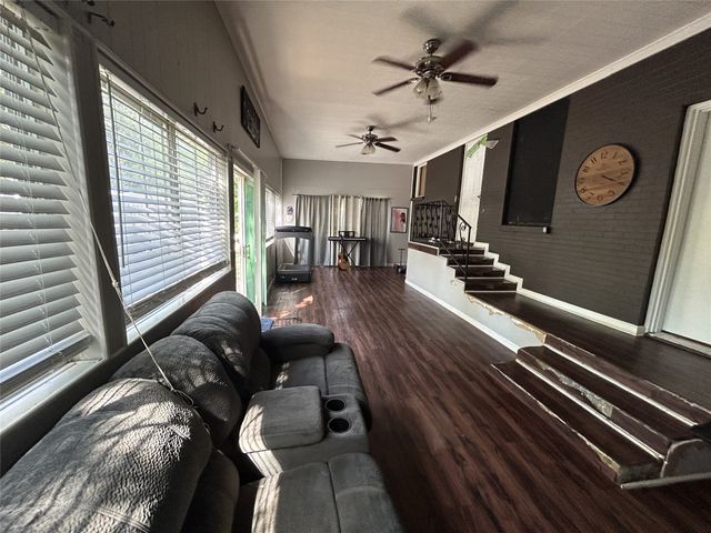 135 Oak Drive E, Hurst, TX 76053
