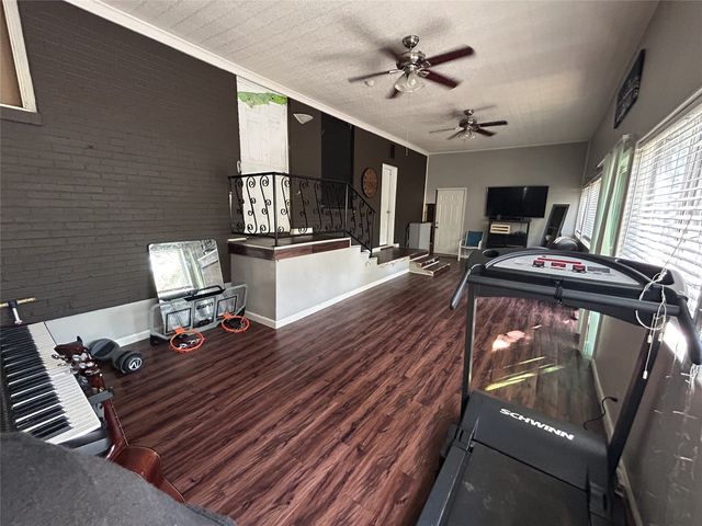 135 Oak Drive E, Hurst, TX 76053