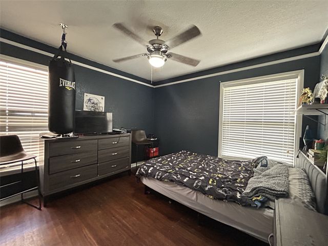 135 Oak Drive E, Hurst, TX 76053
