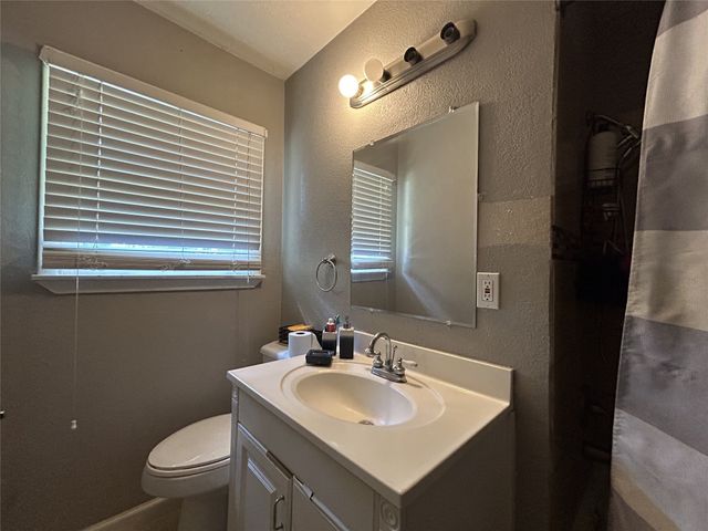 135 Oak Drive E, Hurst, TX 76053