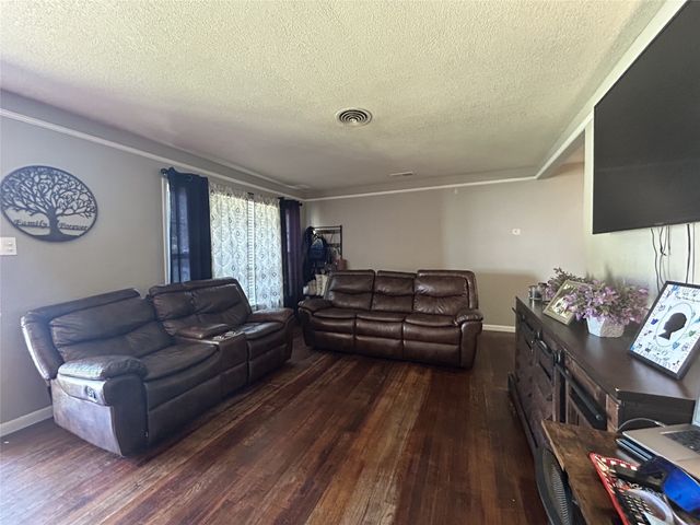 135 Oak Drive E, Hurst, TX 76053