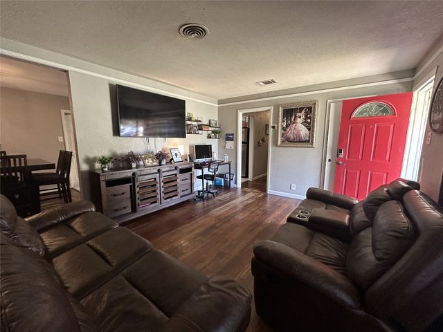 135 Oak Drive E, Hurst, TX 76053