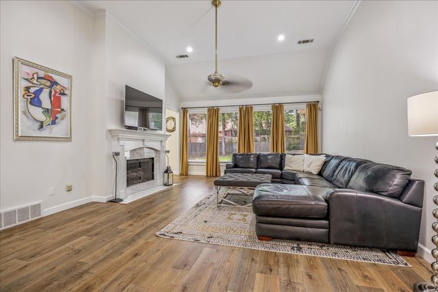 8916 CEDAR MILLS CV, Memphis, TN 38016