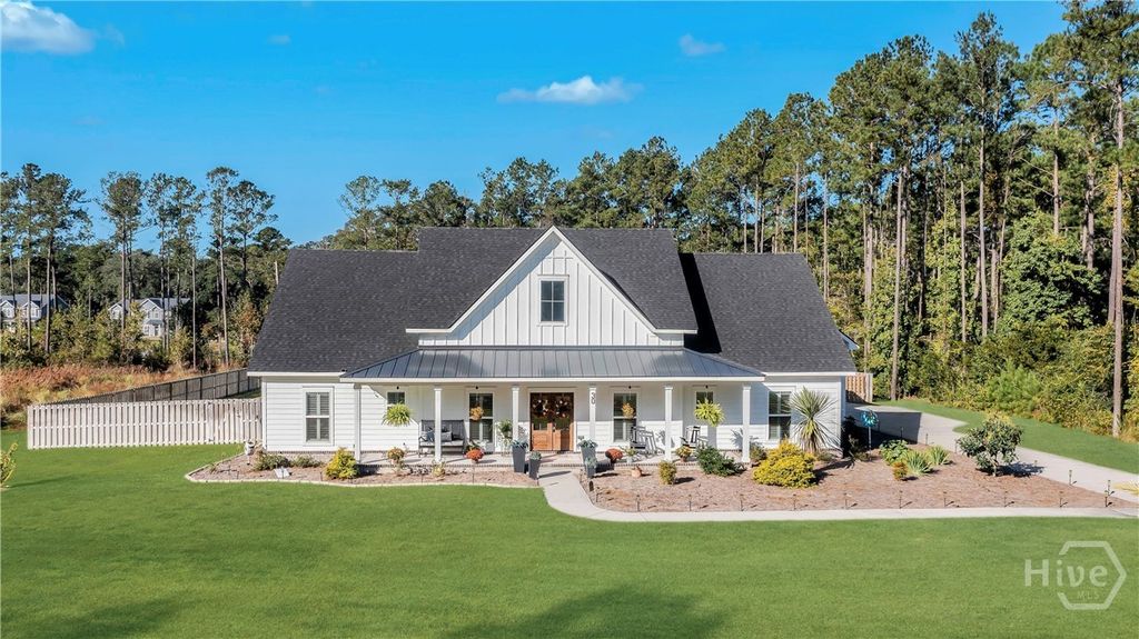 Image 2 of property listing at 30 Carapace Court, Richmond Hill, GA 31324