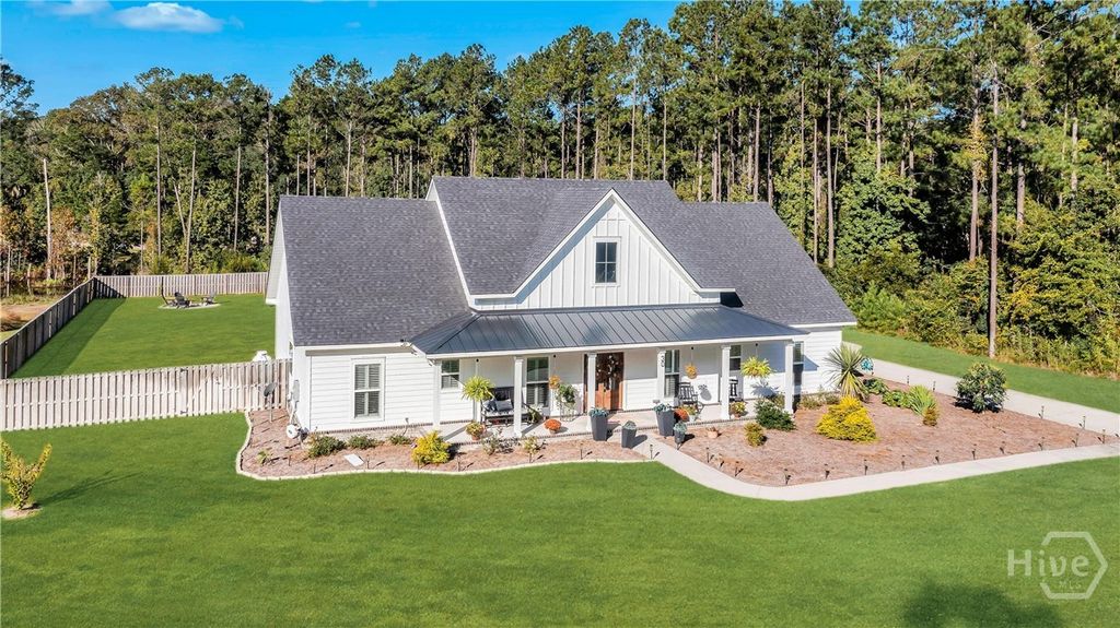 Image 4 of property listing at 30 Carapace Court, Richmond Hill, GA 31324