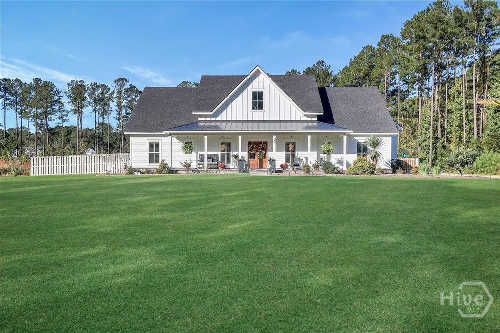 Image 8 of property listing at 30 Carapace Court, Richmond Hill, GA 31324