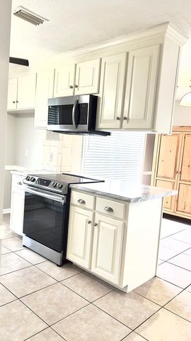 904 W King Street, Headland, AL 36345
