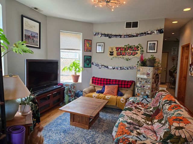 948 N California Avenue, Chicago, IL 60622