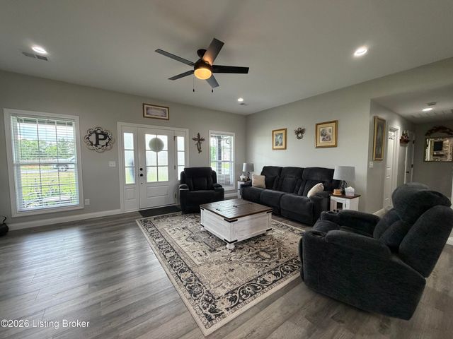 127 Hidden Valley Dr, Bardstown, KY 40004