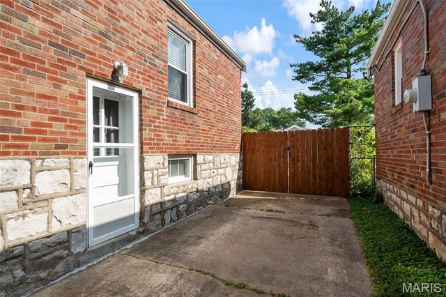 5648 Tholozan Avenue, St Louis, MO 63109
