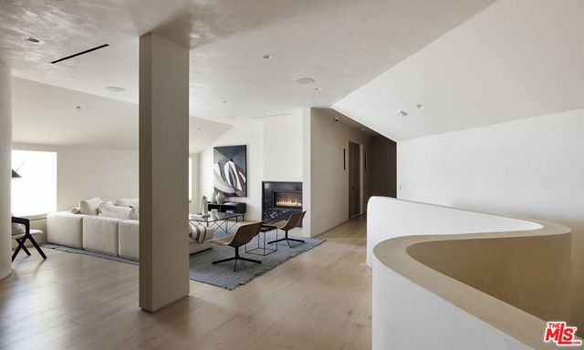 16401 Mulholland Drive, Los Angeles, CA 90049