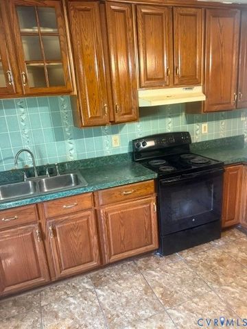 1623 W Chapel Dr, Bumpass, VA 23024
