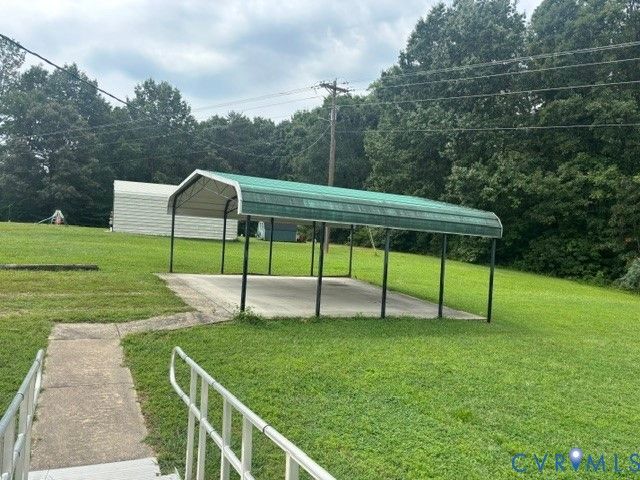 1623 W Chapel Dr, Bumpass, VA 23024