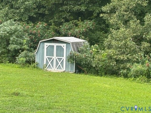 1623 W Chapel Dr, Bumpass, VA 23024