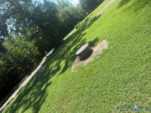 1623 W Chapel Dr, Bumpass, VA 23024