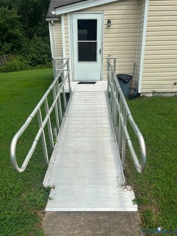 1623 W Chapel Dr, Bumpass, VA 23024