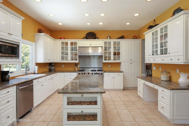 6 Hayes Court, Atlantic Highlands, NJ 07716