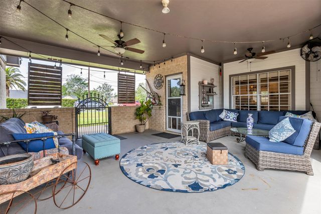 210 River Oaks Drive, Baytown, TX 77523