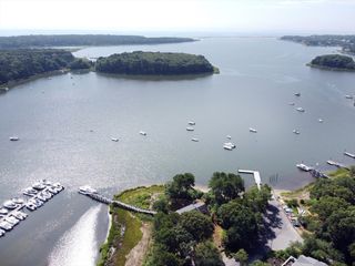 386 Mashpee Neck Rd, Mashpee, MA 02649