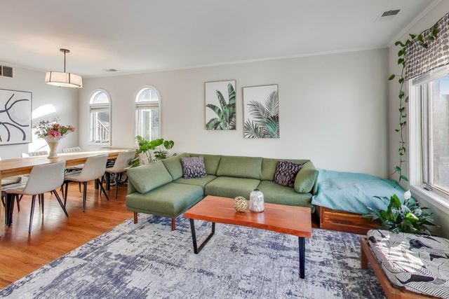 3442 N DAMEN Avenue 3, Chicago, IL 60618