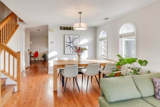 3442 N DAMEN Avenue 3, Chicago, IL 60618