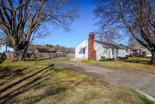 46 Lakevilla Ave, Springfield, MA 01109