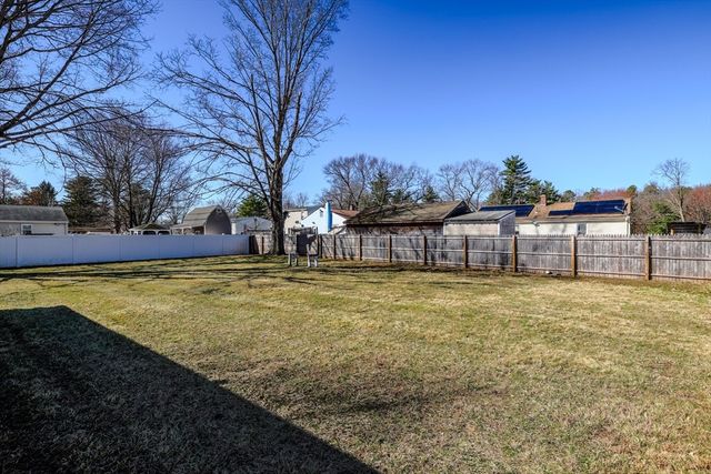46 Lakevilla Ave, Springfield, MA 01109