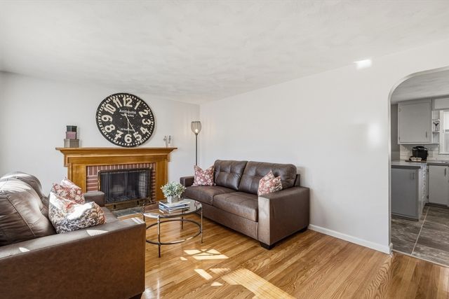 46 Lakevilla Ave, Springfield, MA 01109