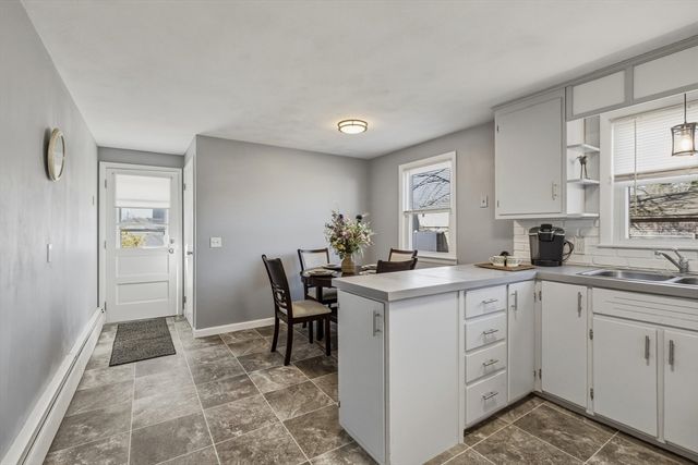 46 Lakevilla Ave, Springfield, MA 01109
